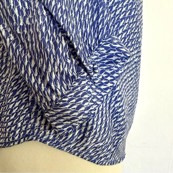 Joie Silk Top Blue and White Geometric Print Popover Shirt Blouse Size XS - Picture 4 of 7